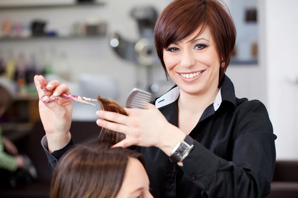 The Various Benefits of Training at a Beauty School